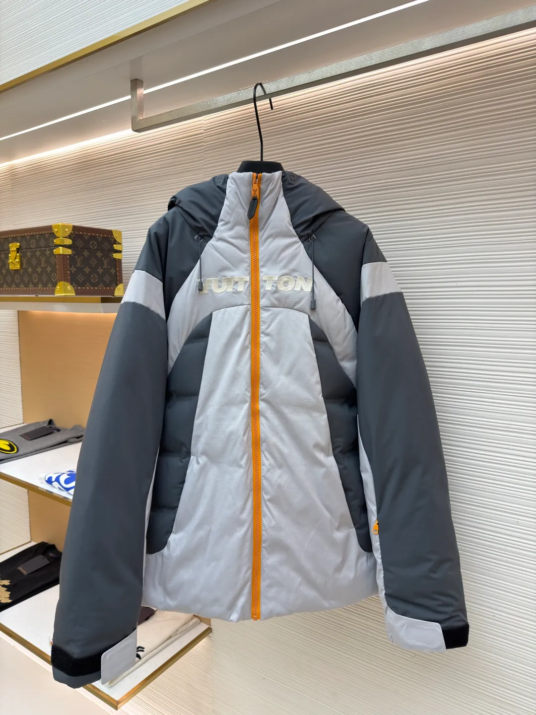 LOUIS VUITTON floral ski down jacket ●Original version: 39500 purchased and developed ●Item number: 1682156-F25 ●Fabric: white duck down fabric ●Technology: glue printing ●Color: blue gray ●Version: fitted version ●Weight: about 1405 grams ●Size: 48-50-52-54 ●Description: Customized 5-in-1 anti-velvet densely woven technical fabric And custom-dyed 3-in-1 double-thread anti-velvet plaid material. Every inch of fiber contains heavy warmth. It uses the new national standard 90 white duck down (welcome to test). It has a full amount of cashmere and is full of warmth. The minimalist gray and silver collision allows luxury to develop tension in calmness. Reconstructing winter luxury with cold-toned aesthetics. With the VUITTON three-dimensional embroidery on the chest and the quilted Monogram flower on the back as the core, double-sided interpretations of two iconic symbols are used to upgrade visual symbols into touchable art. With multiple built-in functional details, Louis Vuitton's travel spirit is fully expressed. Technology is integrated into the blood. Details define luxury. Using advanced computer control systems and precision mechanical components, Vuitton embroidery operations are achieved with high precision and smooth and delicate lines. Embossing composite technology uses computer scanning to ensure that the size and shape of the imprint are consistent with the original, and then uses special glue as an adhesive to combine and then solidify to achieve complete dryness and optimal bonding effect, using glue printing. The printing has been modified three times with the film screen. Use glue liquid paint to print the pattern on the fabric. Bake the fabric to fix the printed pattern, 3D three-dimensional quilting technology. With the help of the programming system of the CNC quilting machine, the down in different areas is accurately separated to ensure that the filling is evenly fixed after sewing. Avoid clumping or shifting. The overall wiring is straight and delicate, the fabric is comfortable and soft, and the color is consistent without color difference. It can be matched with the same style to create a fashionable look and control various occasions. Customized accessories, complete with three standards, same style for men and women!